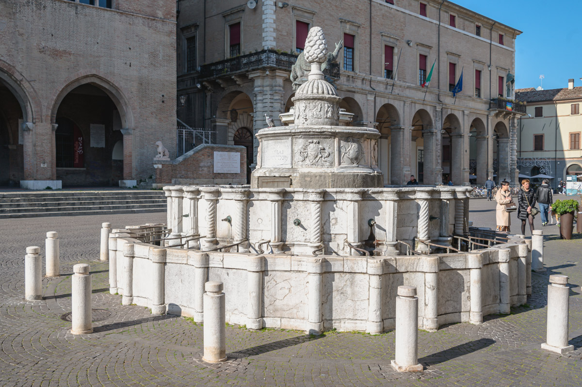 La fontana della pigna a Rimini