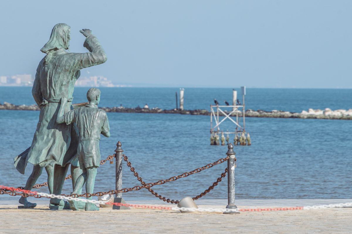 La statua delle spose dei marinai a Cesenatico