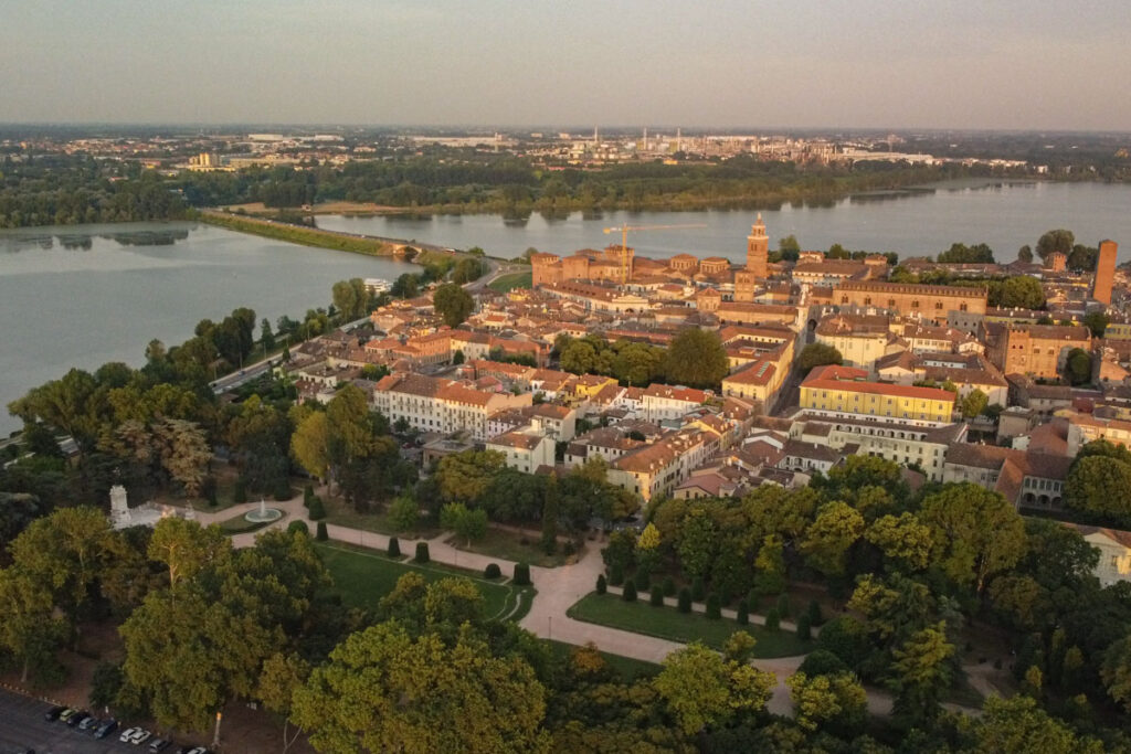 Mantova con il fiume Mincio