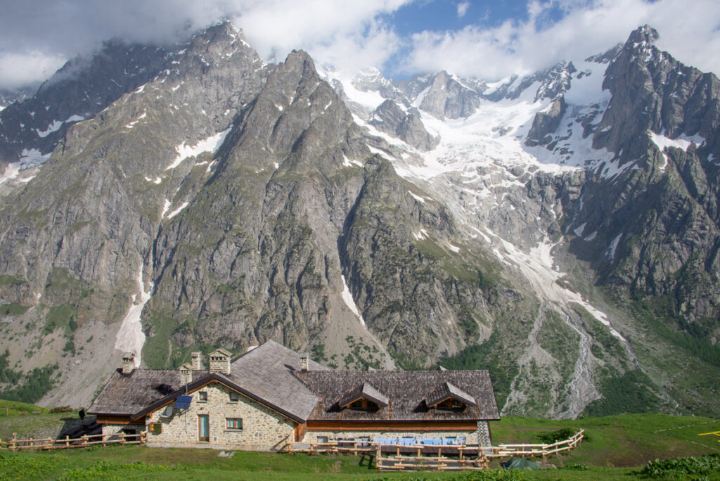 Il rifugio Elena in Val Ferret