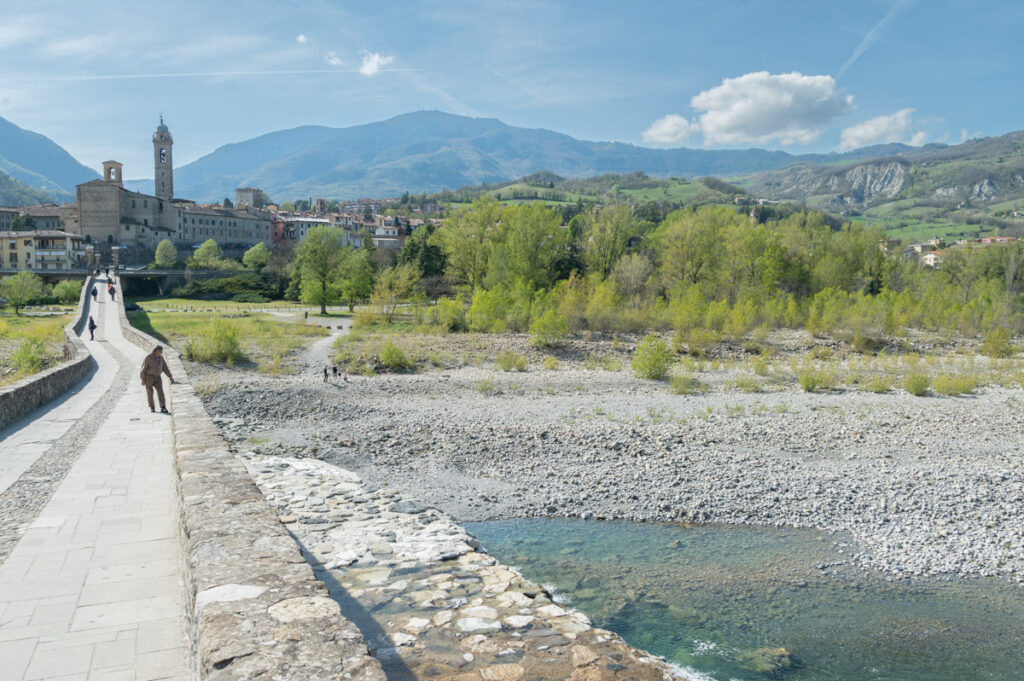 Il Ponte gobbo di Bobbio con il borgo sullo sfondo