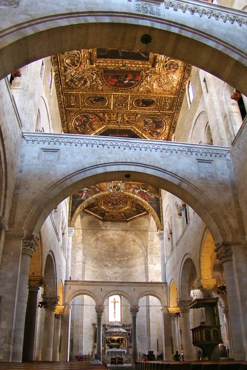 Interni della Basilica di San Nicola
