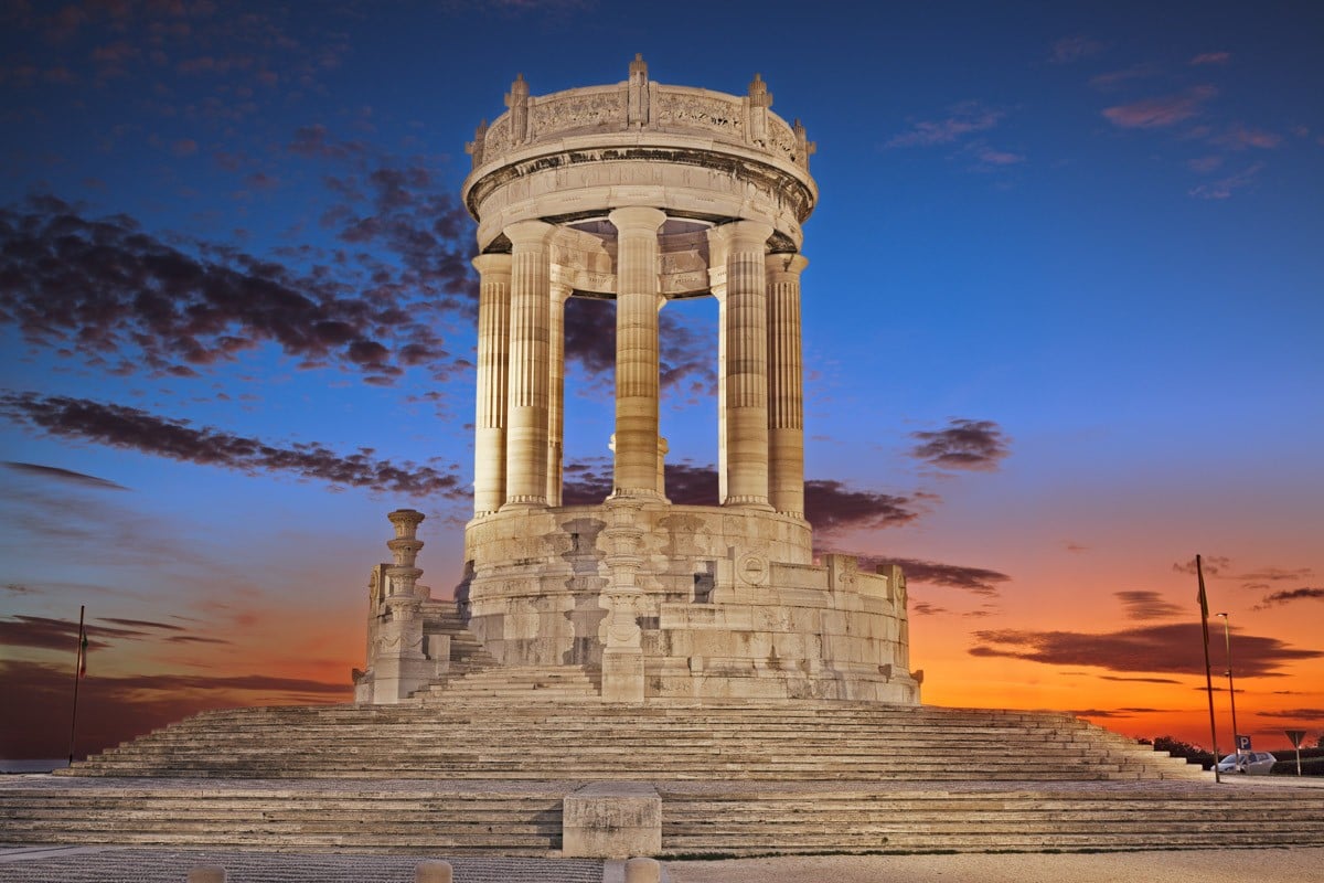 Ancona, il monumento ai caduti nel rione del Passetto