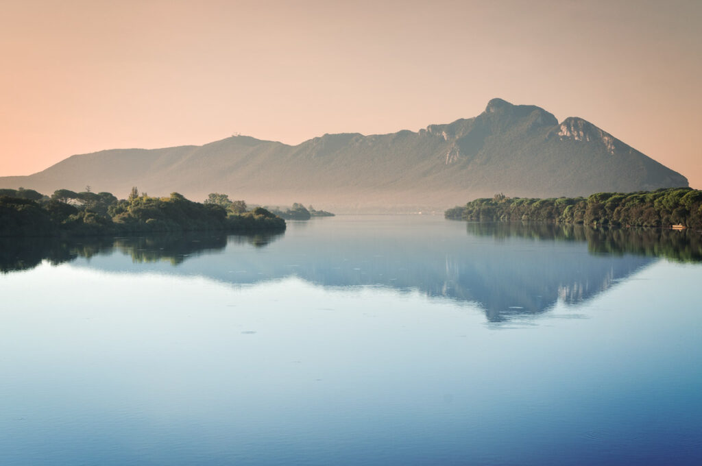 Il Monte Circeo riflesso nel lago di Sabaudia