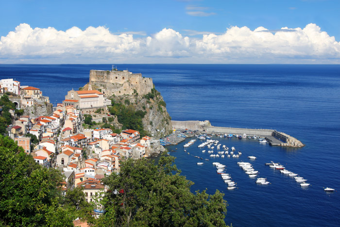 Scilla, il marina con il castello