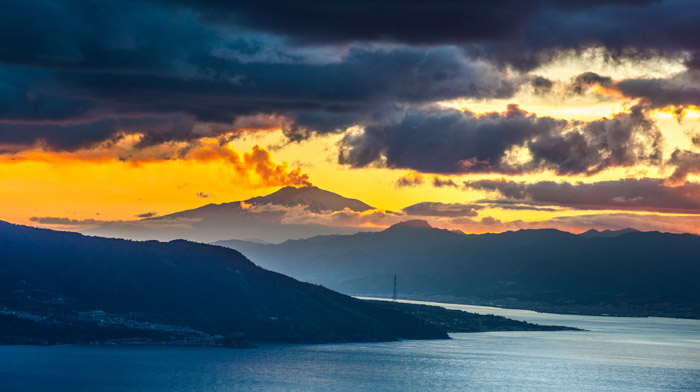 Costa Viola: la sagoma dell'Etna, in Sicilia