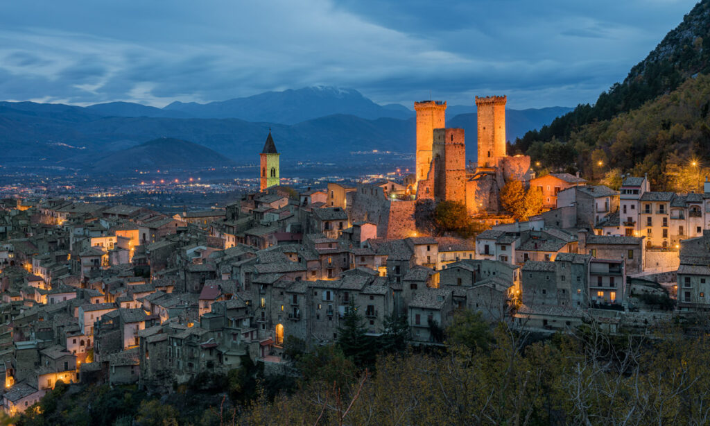 Una suggestiva immagine notturna del borgo di Pacentro