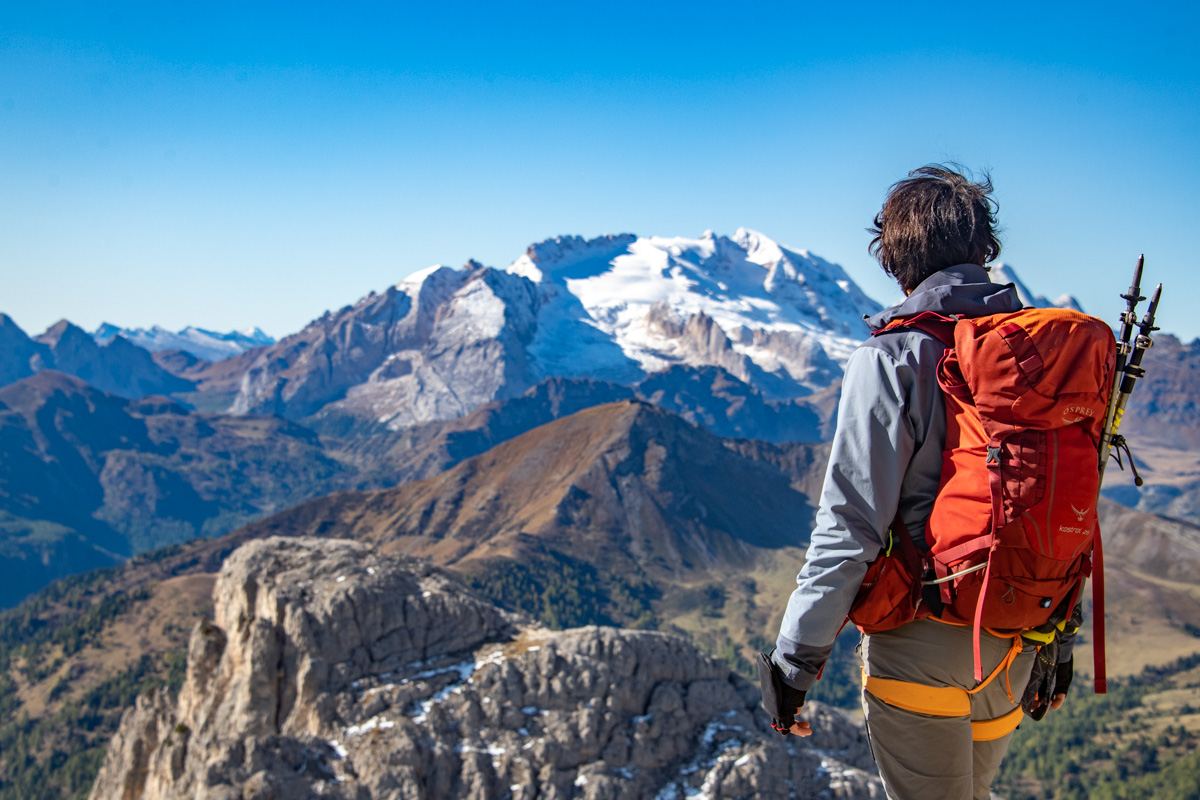 Dolomiti, un escursionista ammira il panorama sul gruppo del Sella