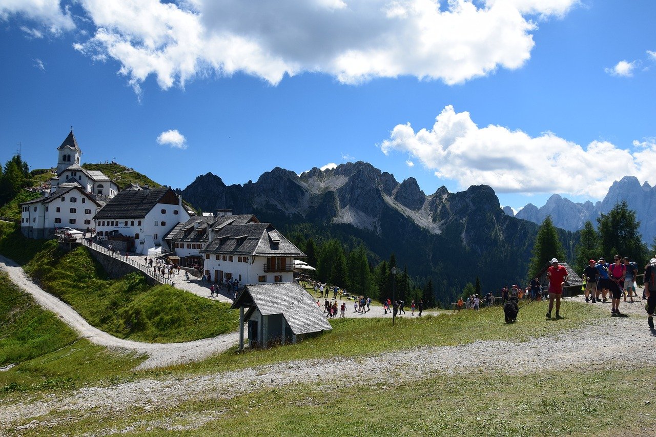 La cima del monte Lussari in estate