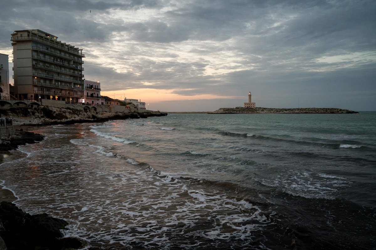 Vieste, il faro al tramonto