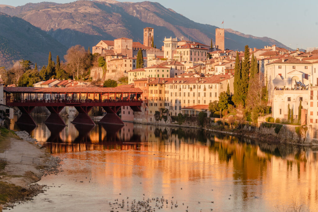 Bassano del Grappa, il Ponte Vecchio degli Alpini e il fiume Brenta