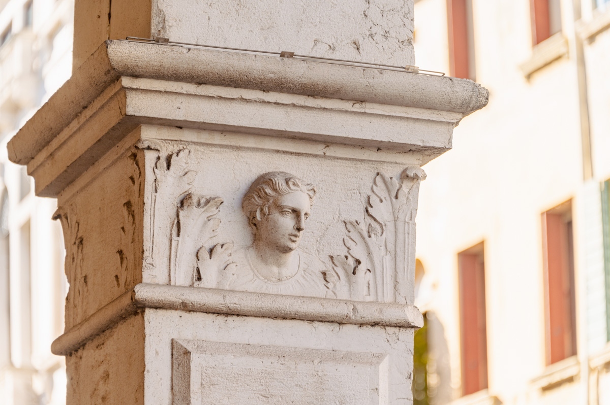 Un dettaglio di una colonna nel centro storico di Conegliano