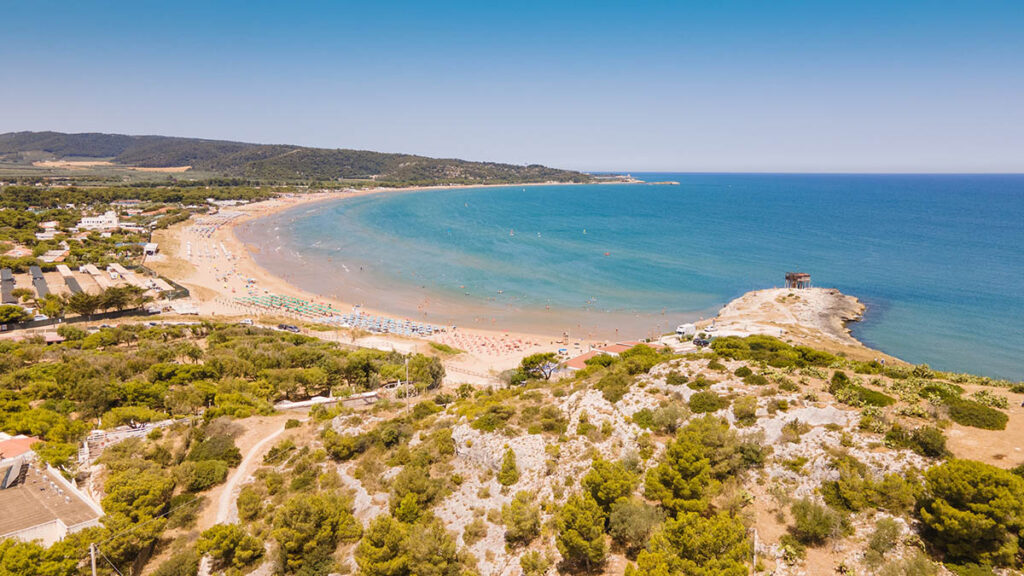 La spiaggia della baia di Scialmarino