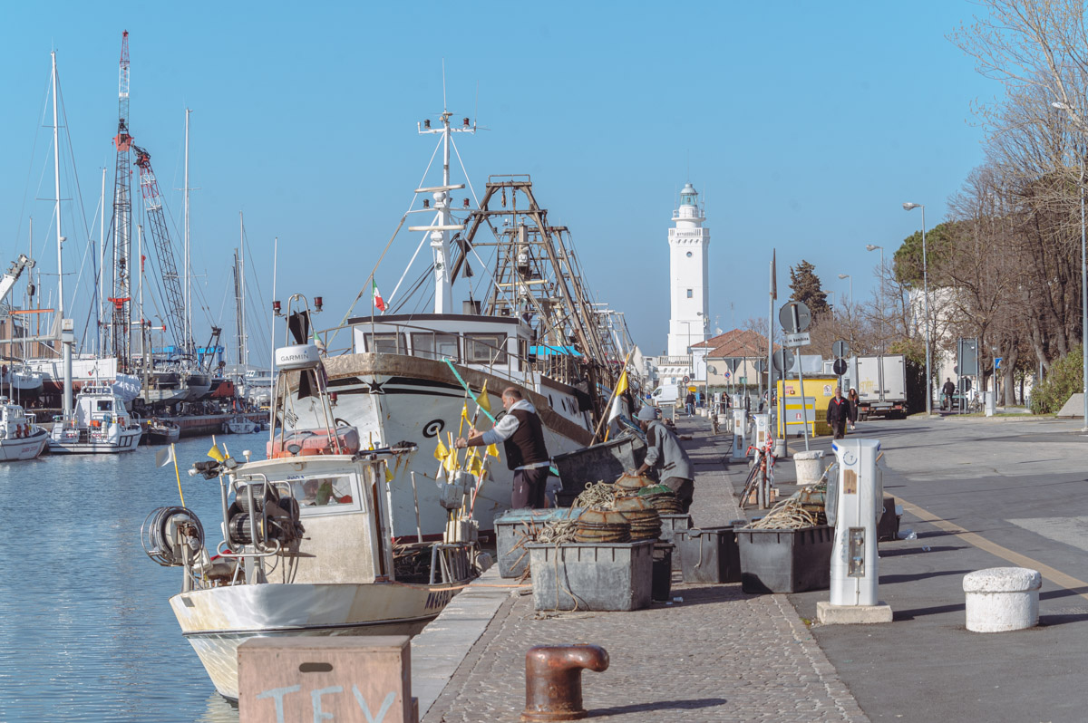 Rimini, pescatori con il faro sullo sfondo