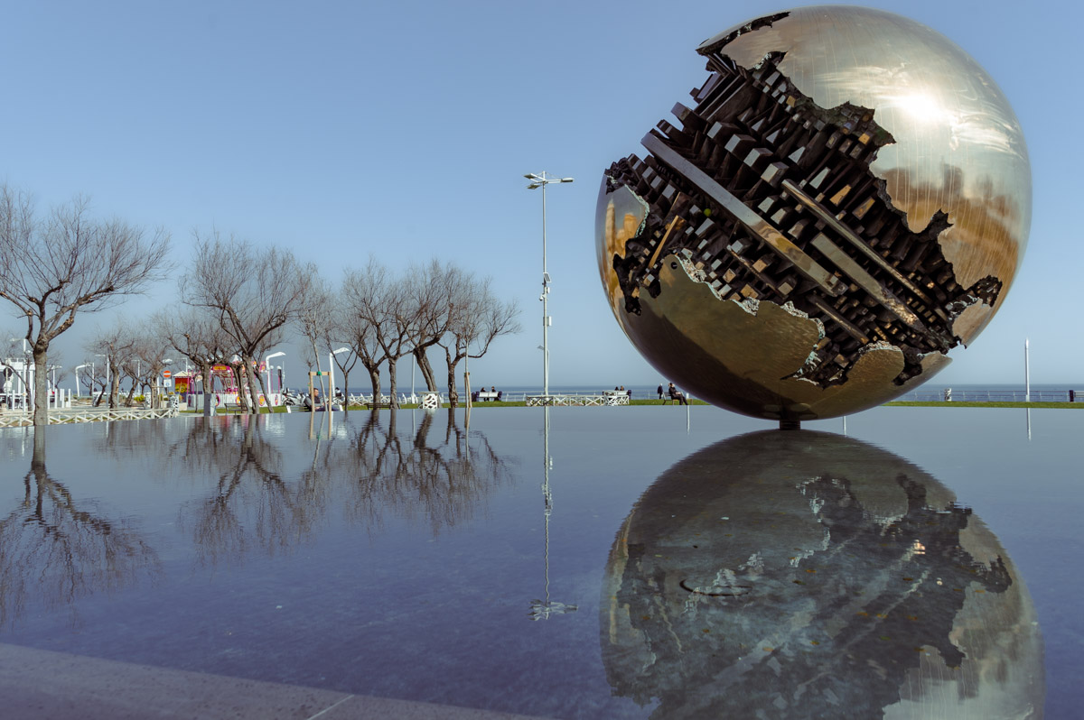 La "Sfera grande" di Arnaldo Pomodoro