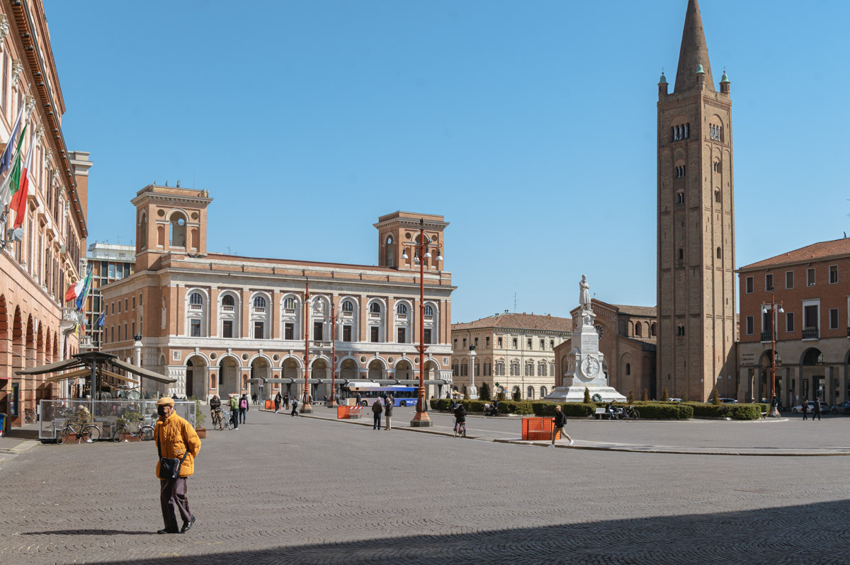 Forlì, il centro storico con piazza Aurelio Saffi