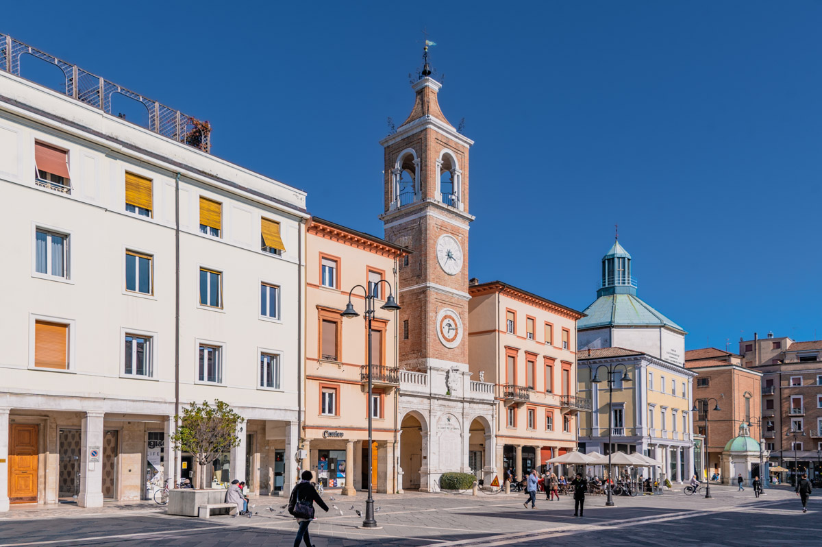 Piazza dei tre martiri con la Torre dell'Orologio a Rimini