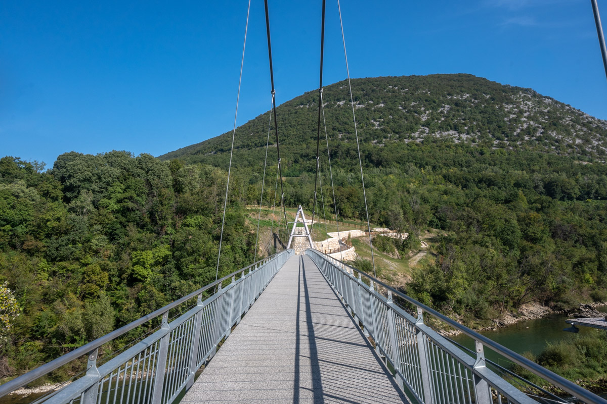 La passerella ciclo-pedonale a Solcano (Slovenia)