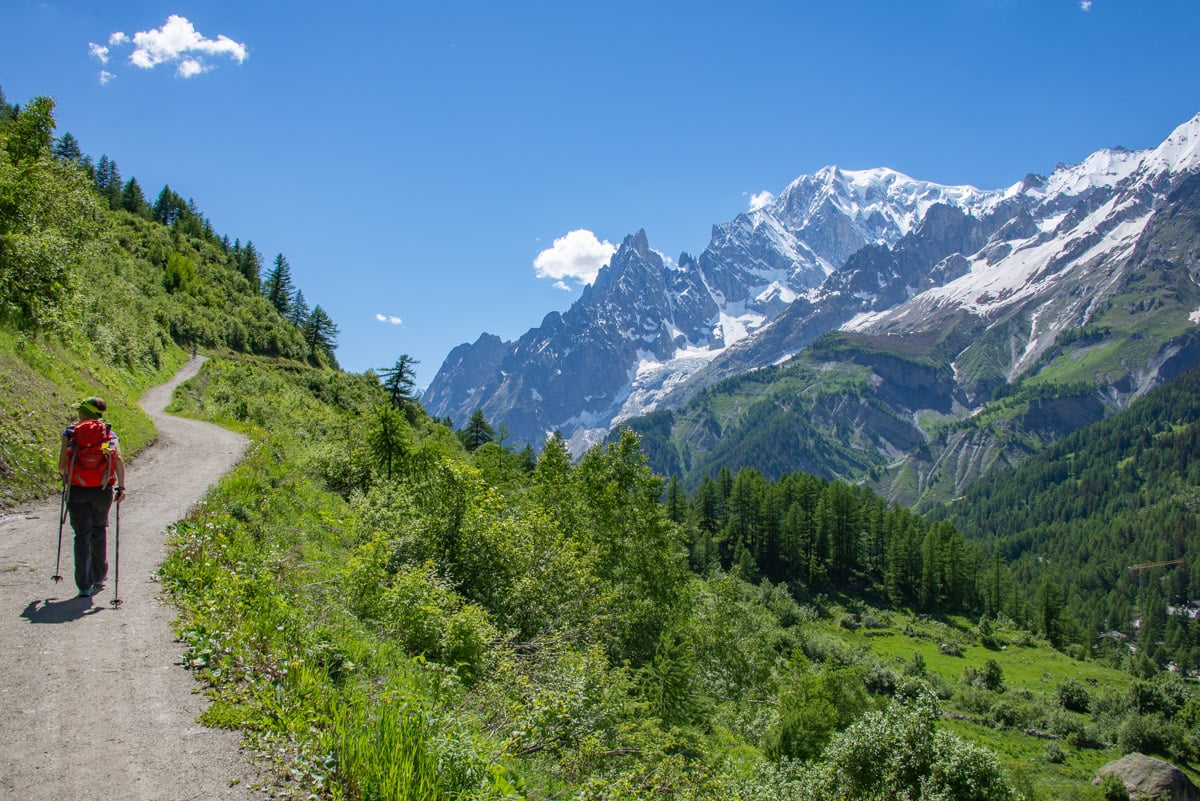 Una escursionista a passeggio in Val Ferret, in Valle d'Aosta