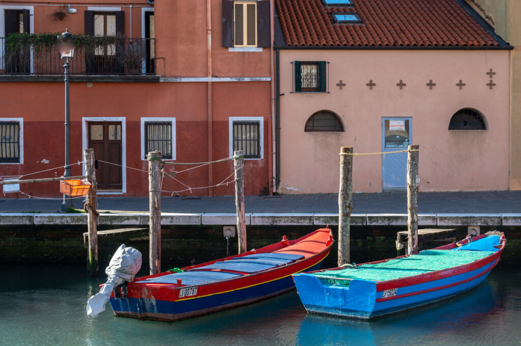 Chioggia, due barche ormeggiate in uno dei canali