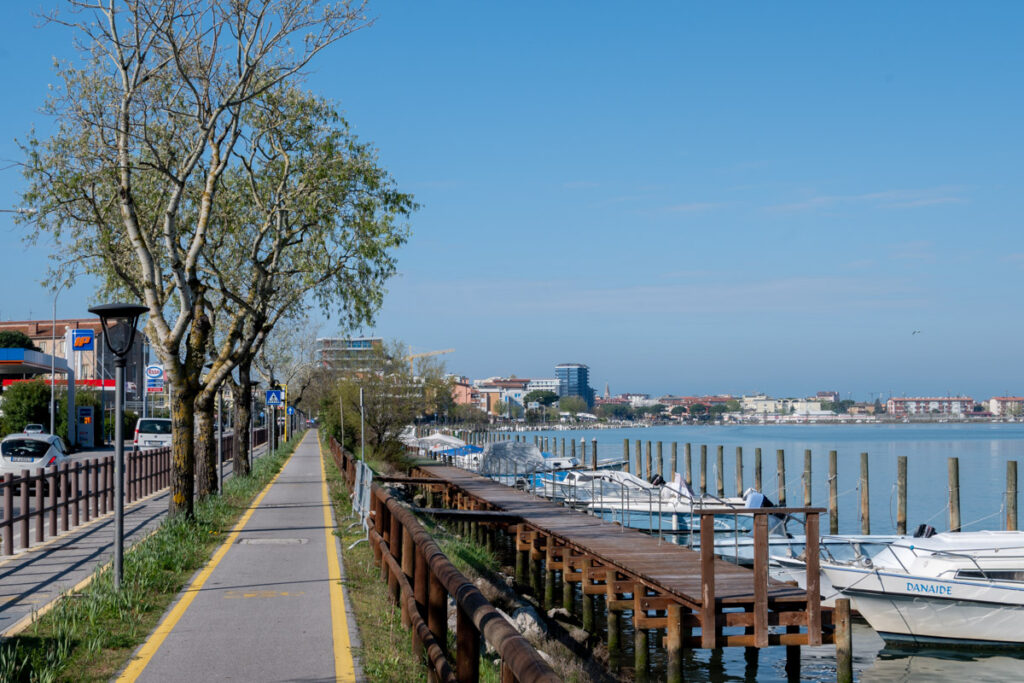 Il tratto finale della Ciclovia Alpeadria nei pressi di Grado