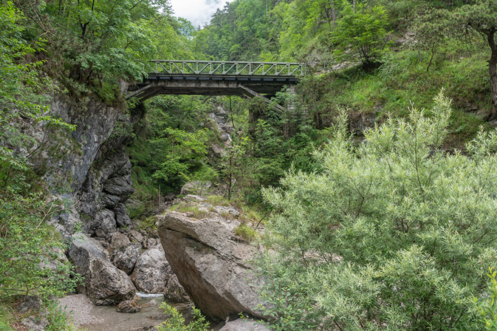 Il ponte di Rusubert lungo il sentiero per le Pozze Smeraldine