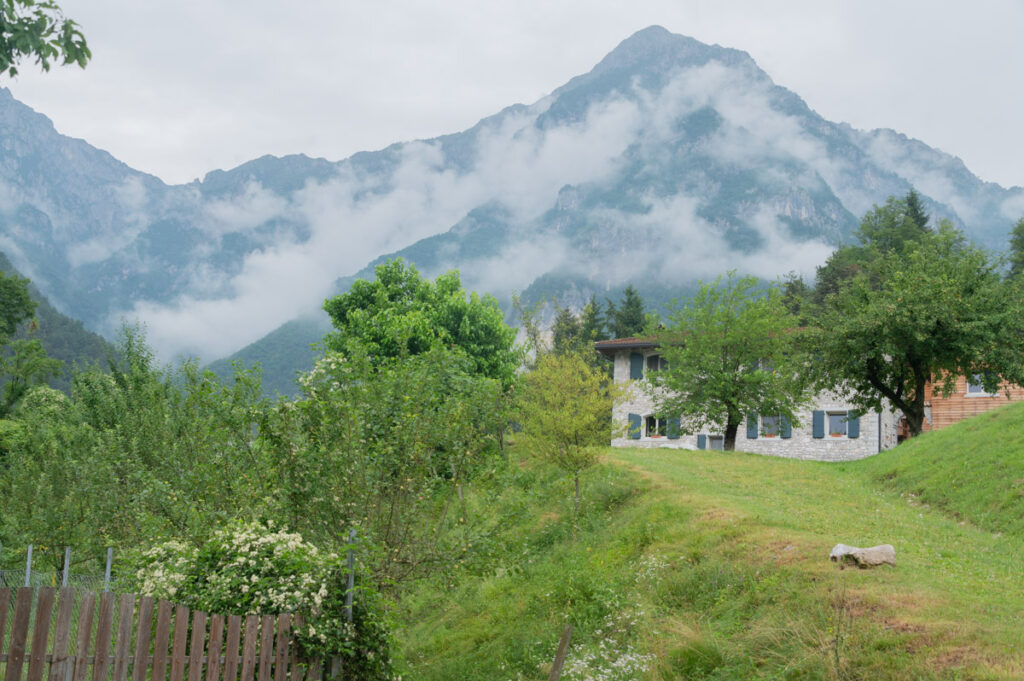 Borgo Titol, lungo il sentiero per le Pozze smeraldine