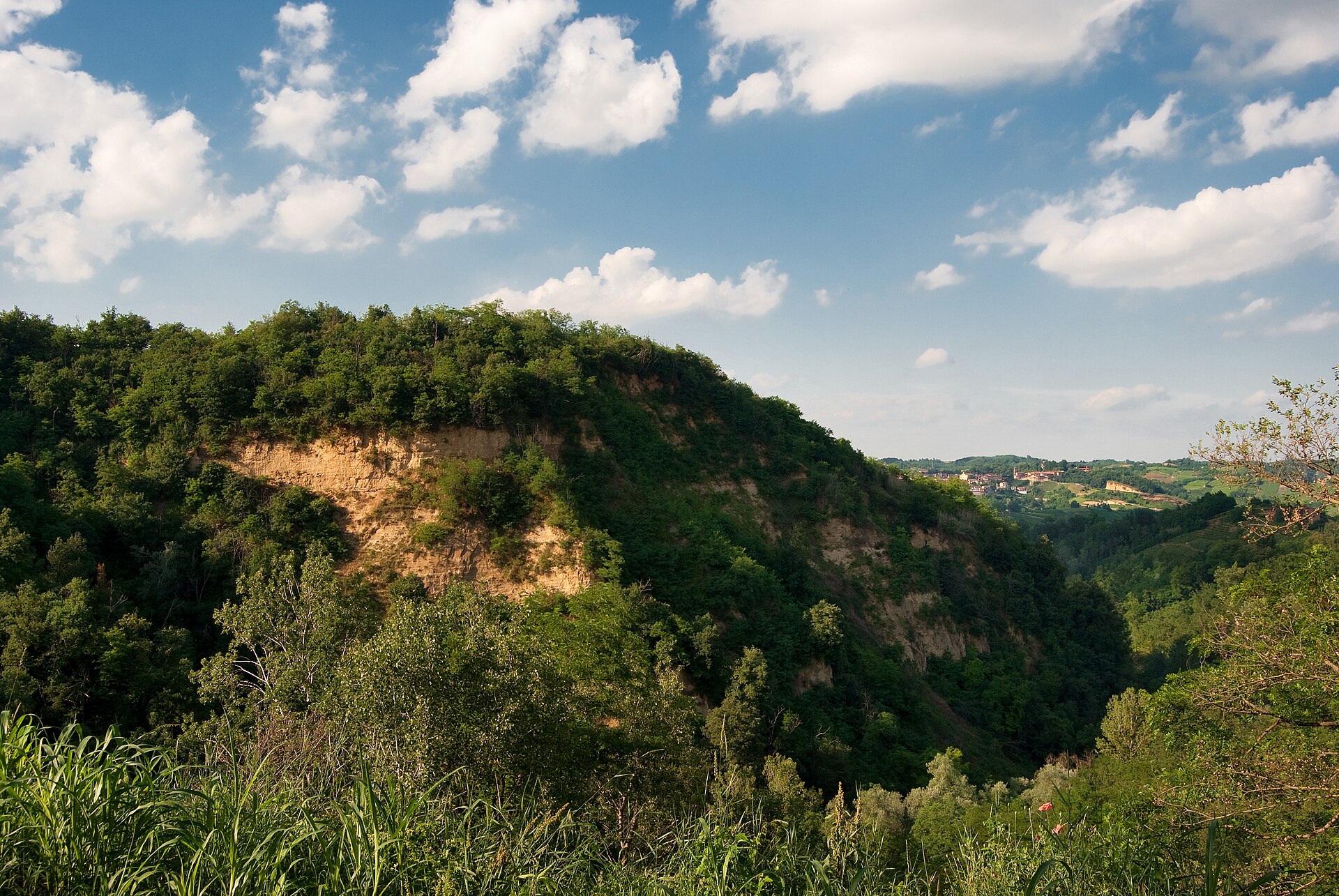 Le caratteristiche rocche del Roero viste dal borgo di Santo Stefano Roero nel Piemonte.