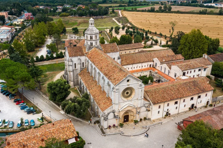 L'abbazia di Fossanova e il borgo visti dall'alto
