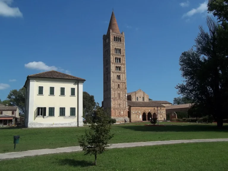 L'abbazia di Pomposa con il campanile romanico nel verde