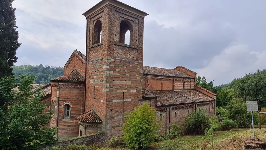L'abbazia di Vezzolano ad Albugnano con il campanile romanico in mattoni