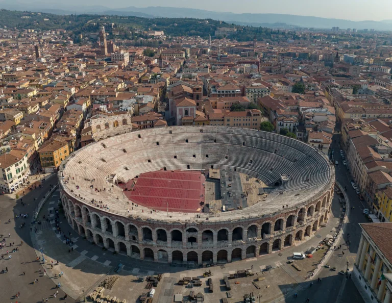 L'Arena di Verona vista dall'alto con la cavea, piazza Bra e i tetti del centro storico