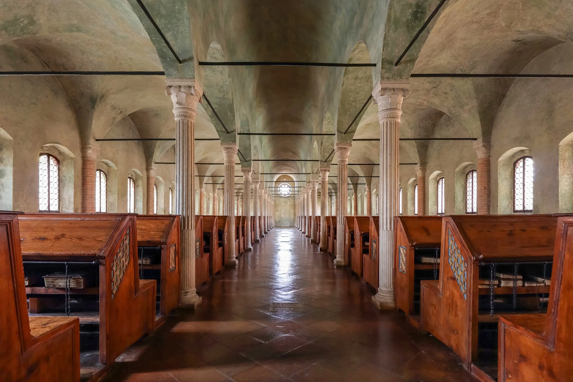 L'aula del Nuti nella Biblioteca Malatestiana di Cesena con i banchi e i codici