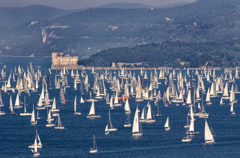 Barcolana: storia, curiosità e record della regata più affollata del mondo Le vele della Barcolana nel golfo di Trieste davanti al Castello di Miramare
