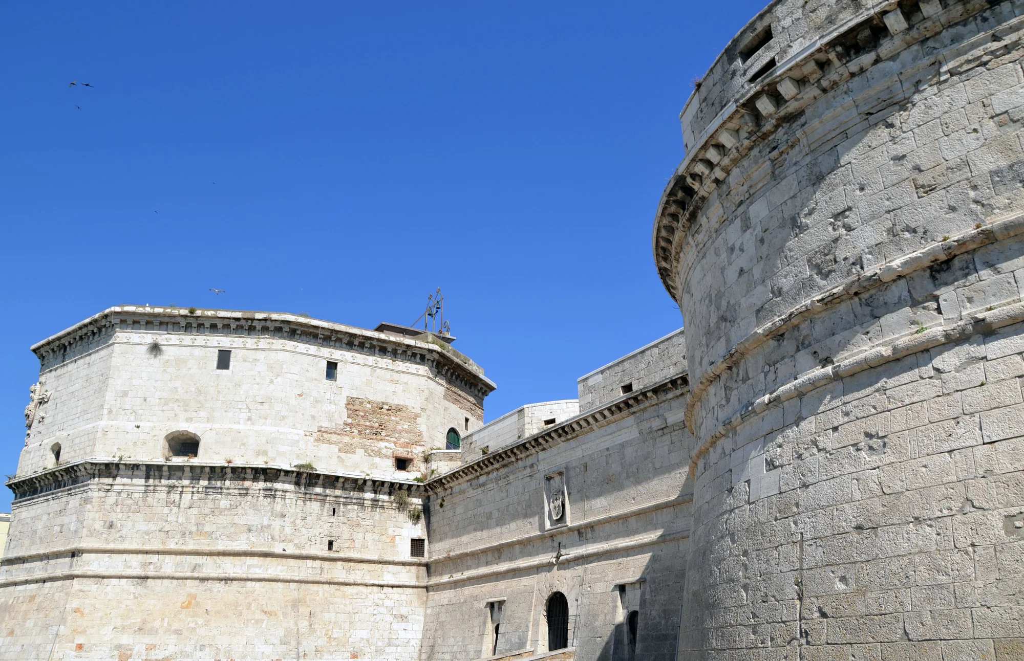 I bastioni del forte Michelangelo nel porto di Civitavecchia