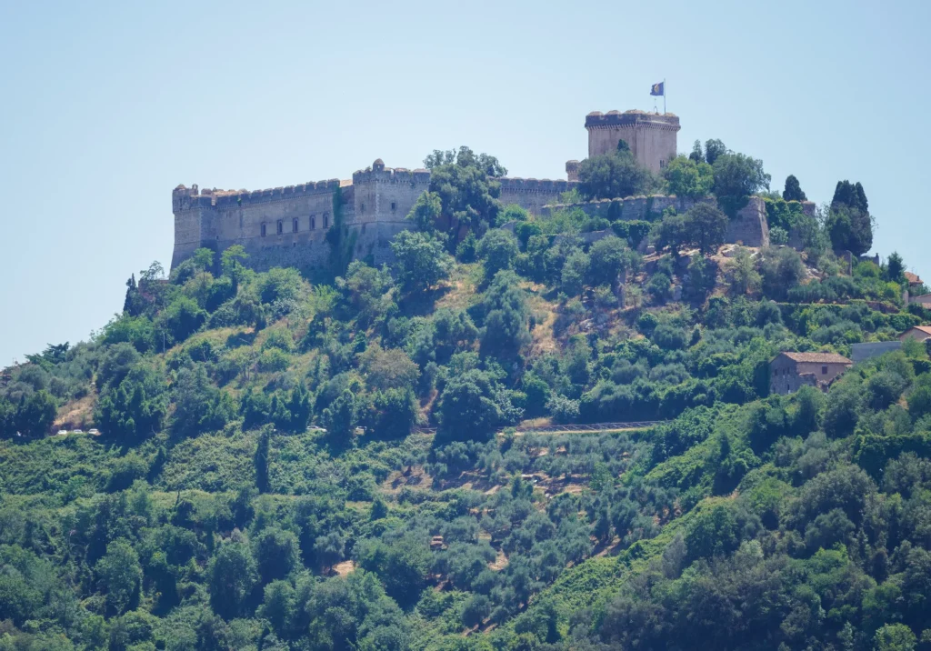 Il castello Caetani sul colle di Sermoneta tra il verde