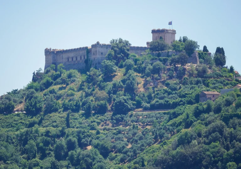 Il castello Caetani sul colle di Sermoneta tra il verde