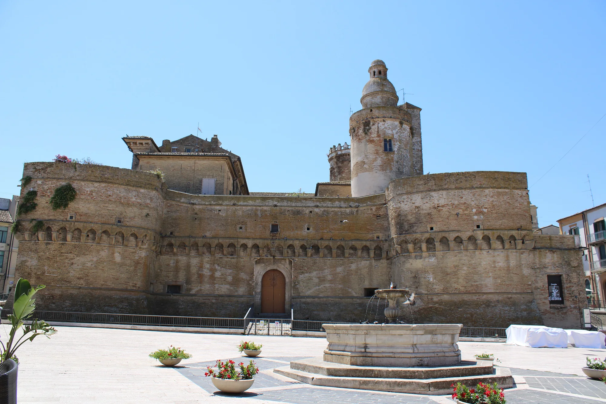 Il castello Caldoresco di Vasto e la fontana della piazza