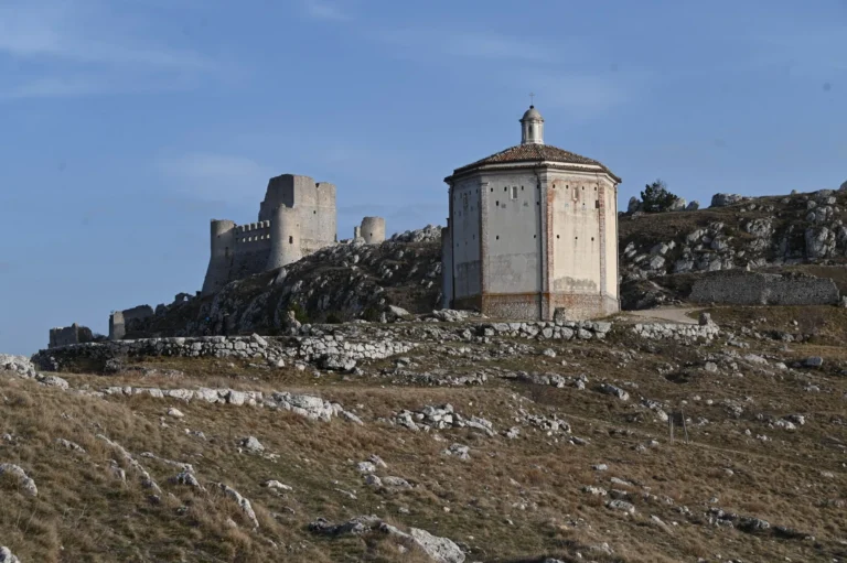 Il castello di Rocca Calascio e la chiesa di Santa Maria della Pietà sul crinale del Gran Sasso