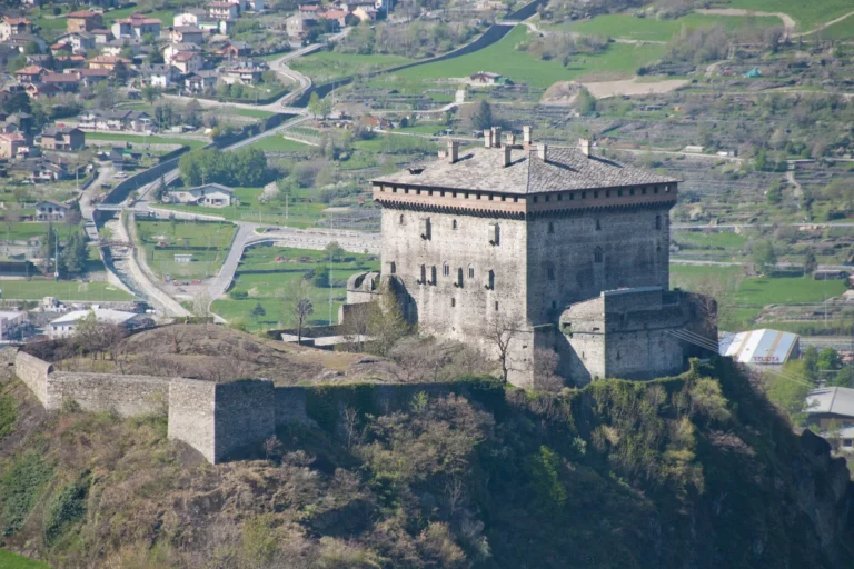 Il castello di Verrès sul suo promontorio, con la cinta di mura e la valle della Dora
