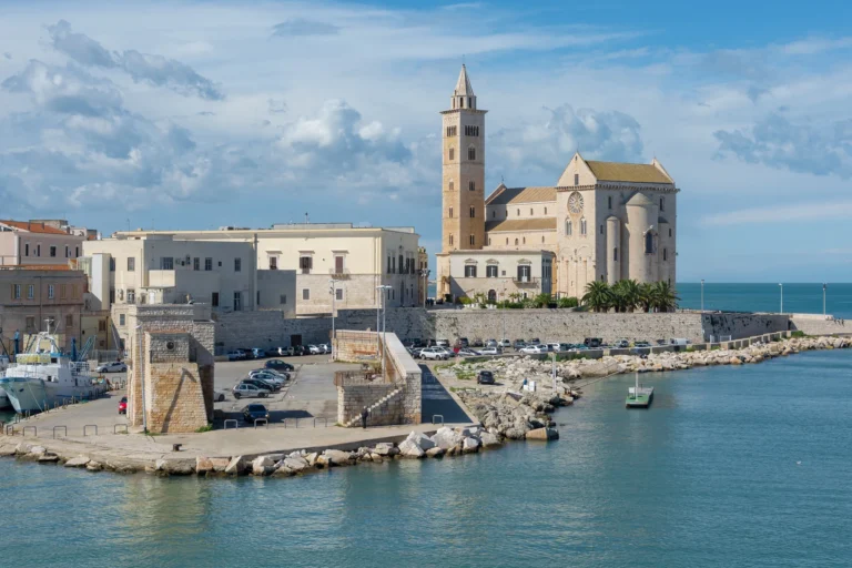 La cattedrale di Trani sul porto