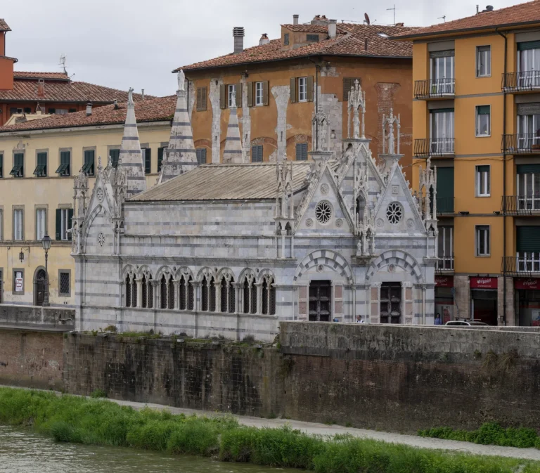 La chiesa gotica di Santa Maria della Spina sul lungarno di Pisa