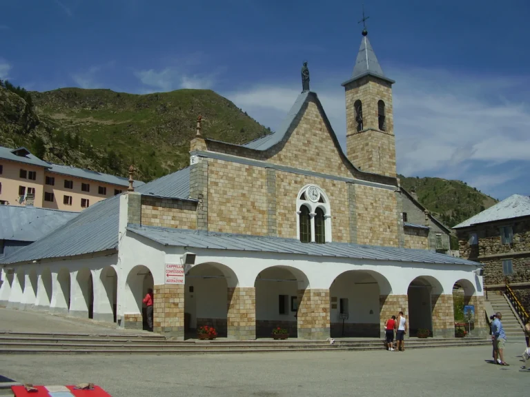 La chiesa con il portico del santuario di Sant'Anna di Vinadio a 2035 metri