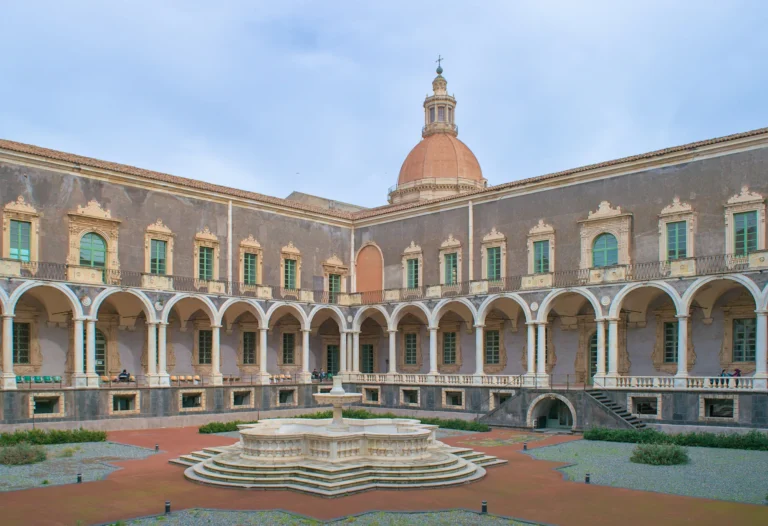 Il chiostro dei marmi del monastero dei Benedettini di Catania con la cupola della chiesa