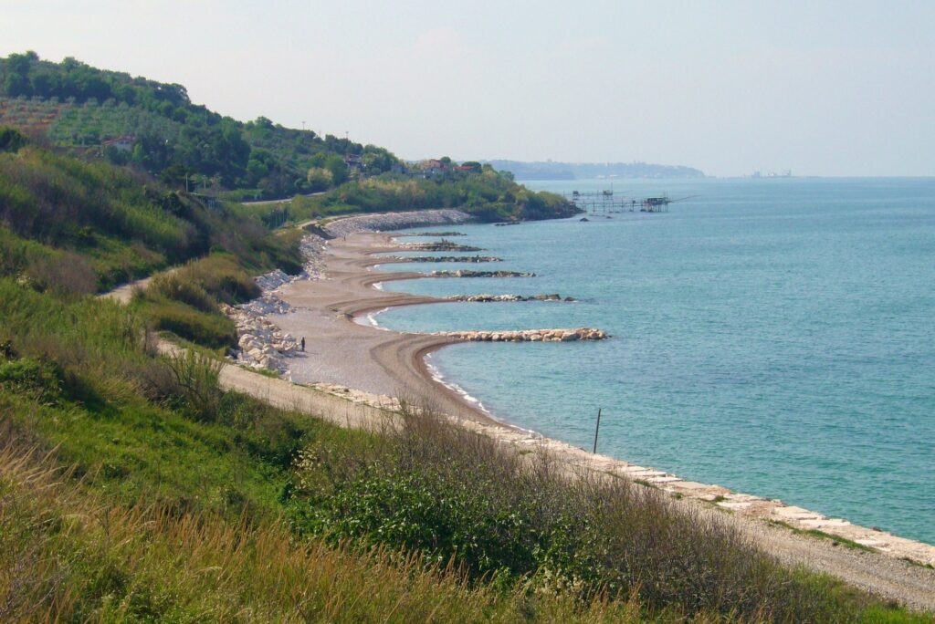La Costa dei Trabocchi in Abruzzo, con la spiaggia e il tracciato lungo il mare