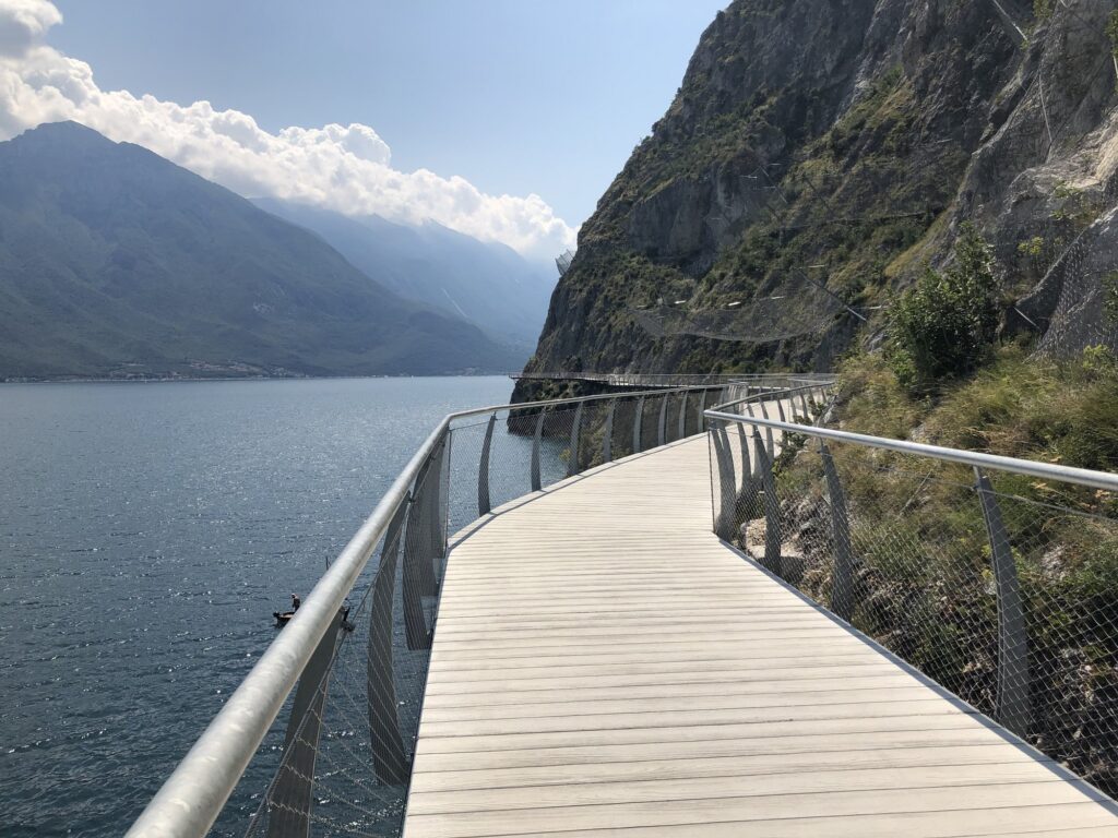 La passerella a sbalzo della Ciclovia del Garda sopra il lago, a Limone sul Garda