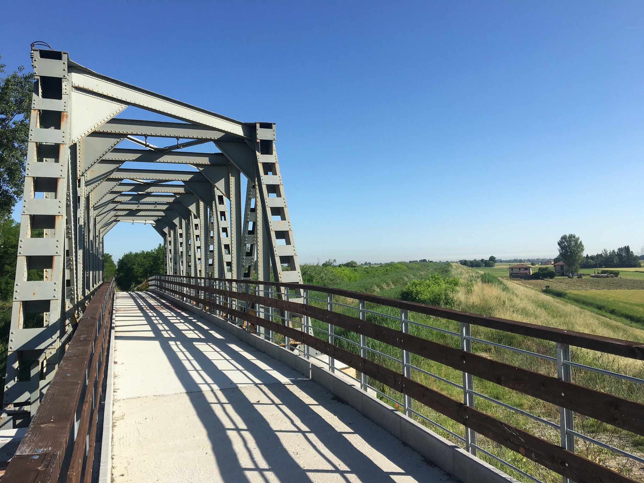 Il vecchio ponte ferroviario di Osteria Nuova sulla Ciclovia del Sole, oggi passerella per le bici