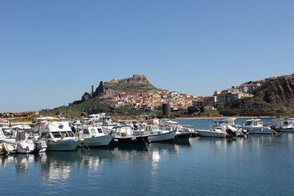 Castelsardo, il borgo fortificato sul mare visto dal porto, tappa della Ciclovia della Sardegna