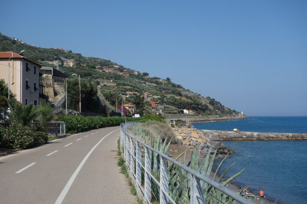 La pista ciclabile del Ponente ligure sulla vecchia ferrovia, lungo il mare tra le case e gli scogli