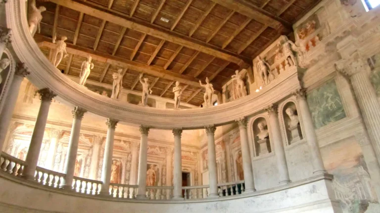 Il colonnato con le statue degli dei nel Teatro all'Antica di Sabbioneta